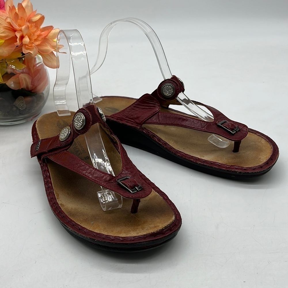Deer Tracks Dark Red Leather Studded Sandals Size 10. FFT2749D